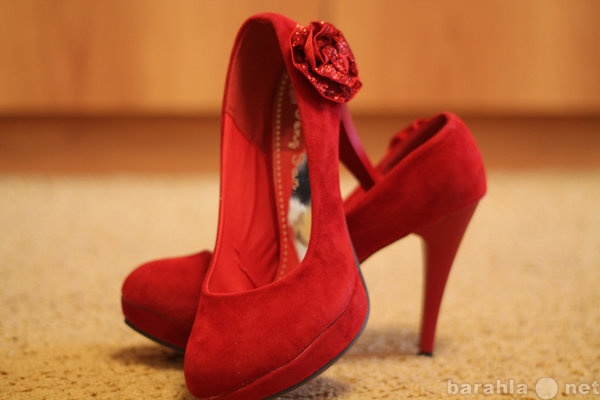 Продам: Красные туфли с розочкой