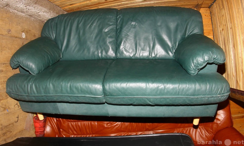 Продам: Кожаный двухместный диван