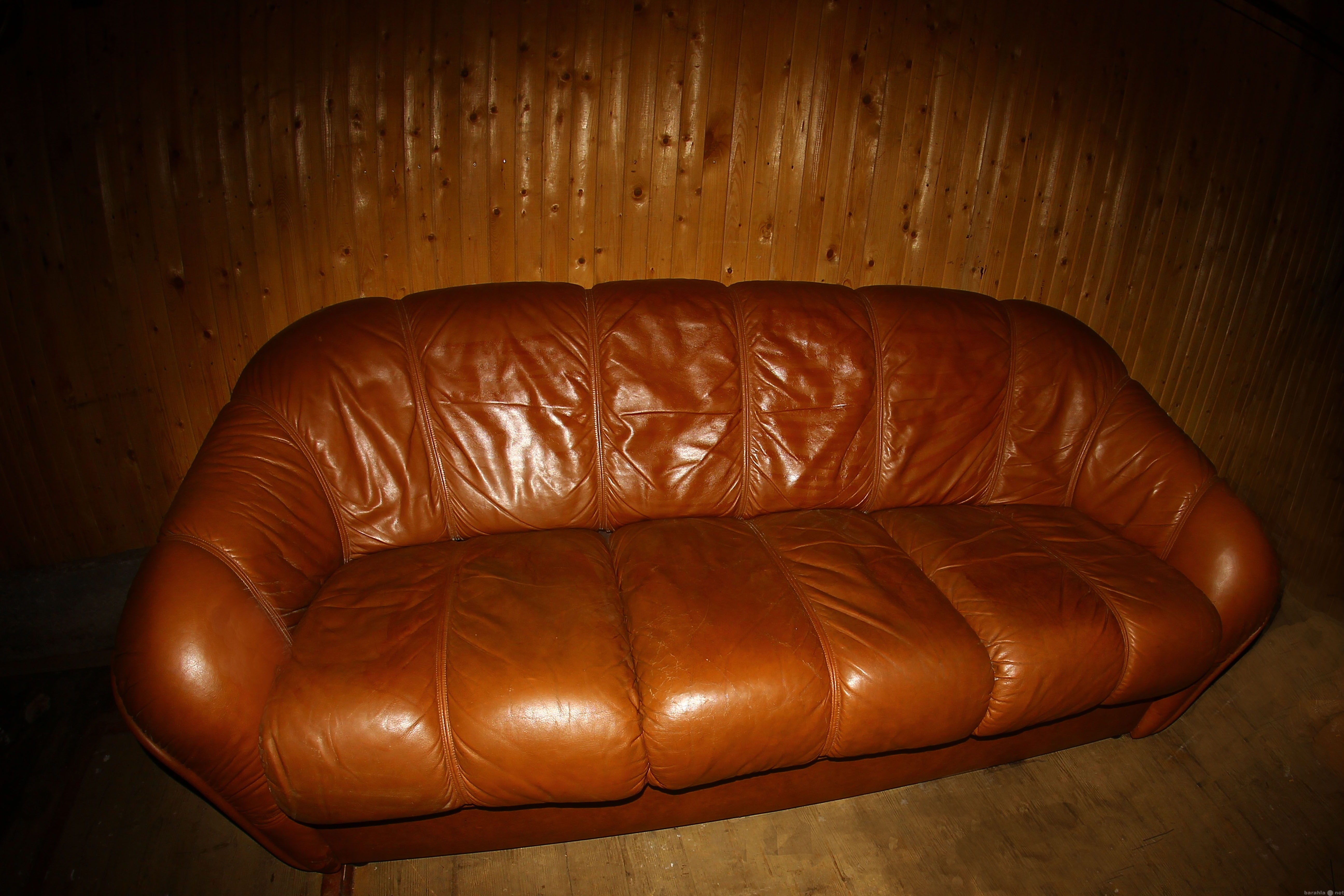 Продам: Кожаный трёхместный диван