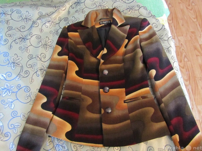 Продам: Приталенный двубортный пиджак