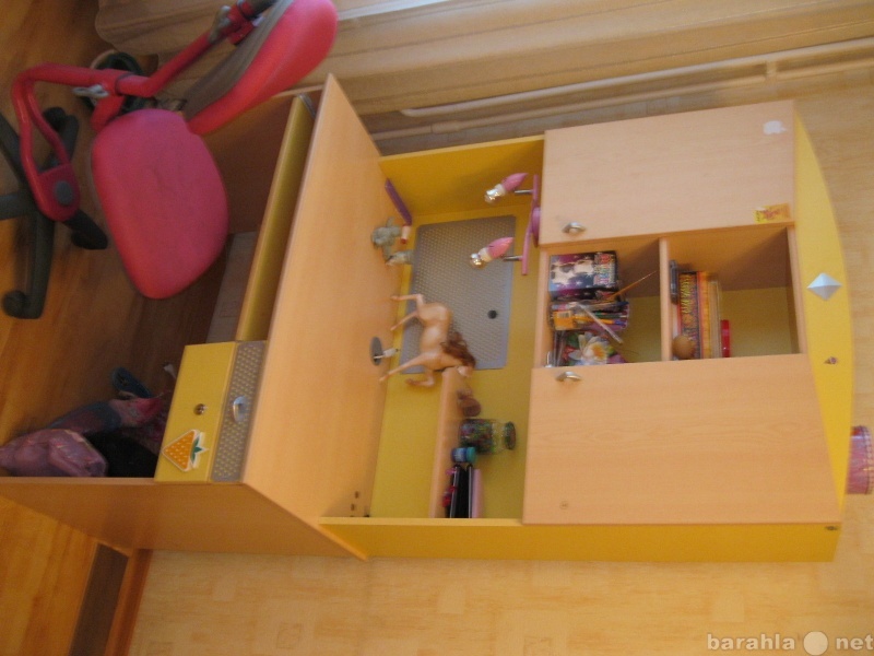 Продам: стол со  шкафом и два детских стула
