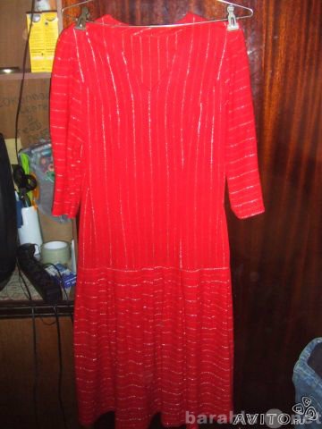 Продам: Яркое красное платье с золотой нитью