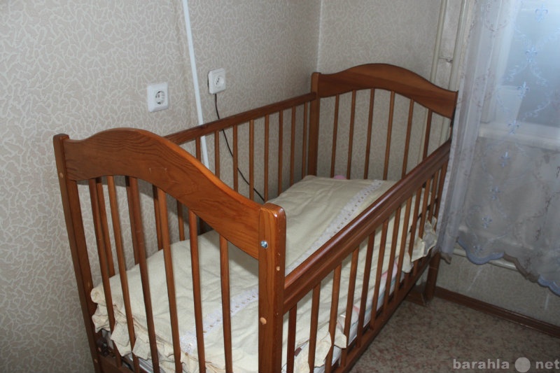 Куплю кроватку для новорожденного б. Детская кроватка коричневая. Детская кроватка с матрасом. Детские кроватки б/у. Коричневая кроватка для новорожденных.