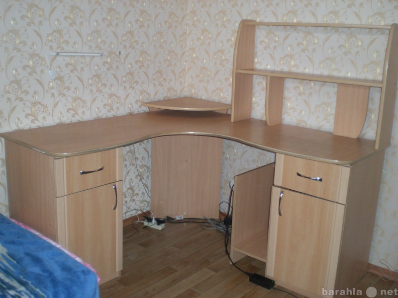 Продам: Компьютерно-письменный стол и стенка