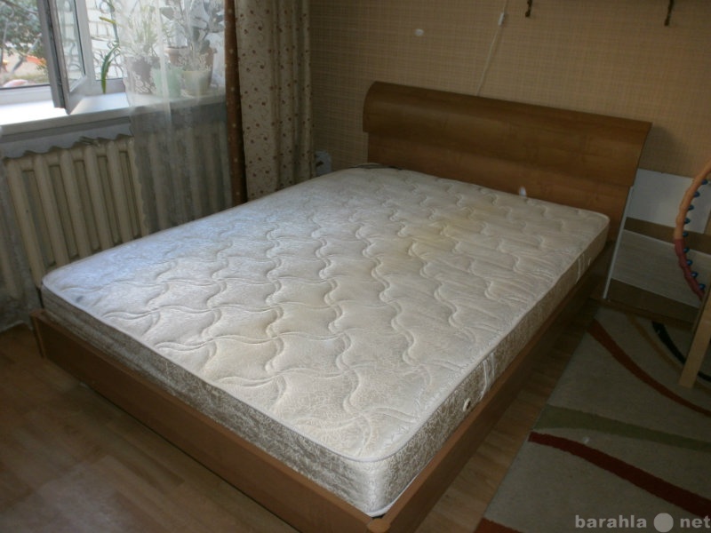 Продам: Двуспальную кровать с ортопед.матрасом