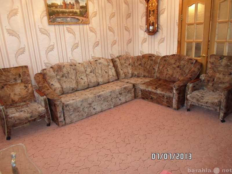 Продам: угловой диван и два кресла