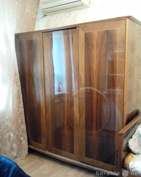 Продам: Полированный деревянный шкаф