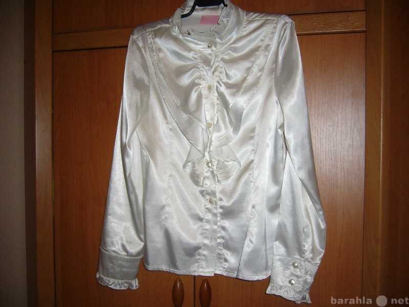 Продам: Блузка белая очень красивая