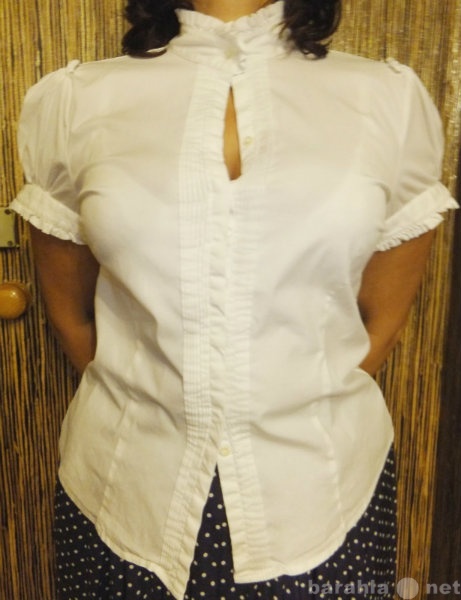 Продам: Белая блузка с рюшами