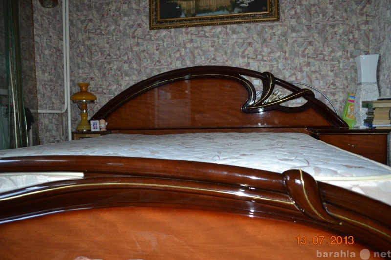 Продам: кровать двуспальная, тумбы, матрац орто