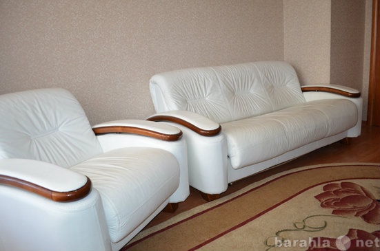 Продам: Кожаный диван и 2 кресла