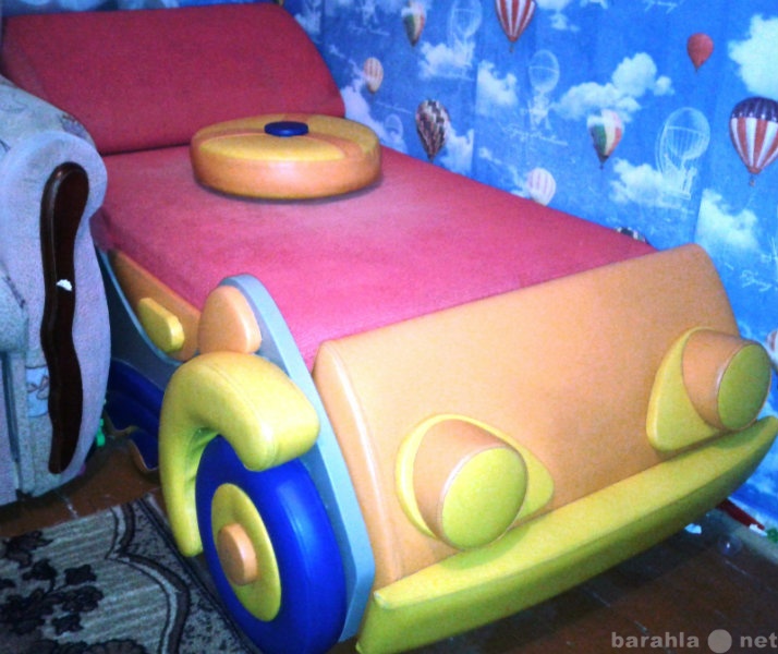 Продам: Продам детскую кровать-машинку!срочно!