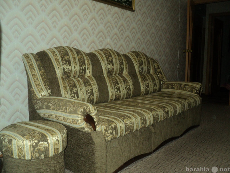 Продам: диван+кресло+два пуфика