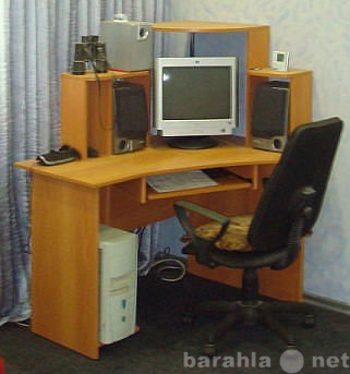 Продам: Компьютерный стол в отличном состоянии.
