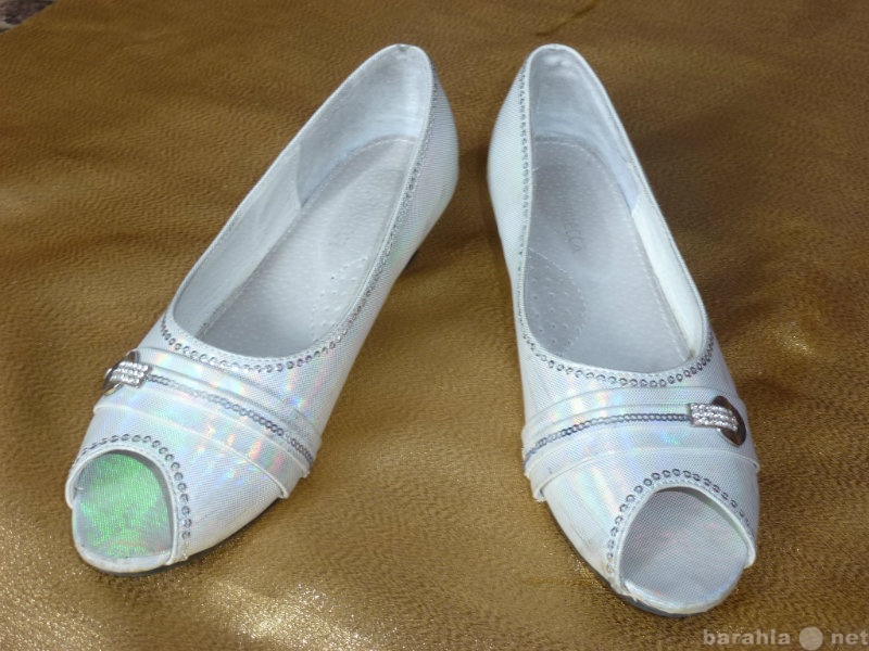 Продам: Белые туфельки для девочки