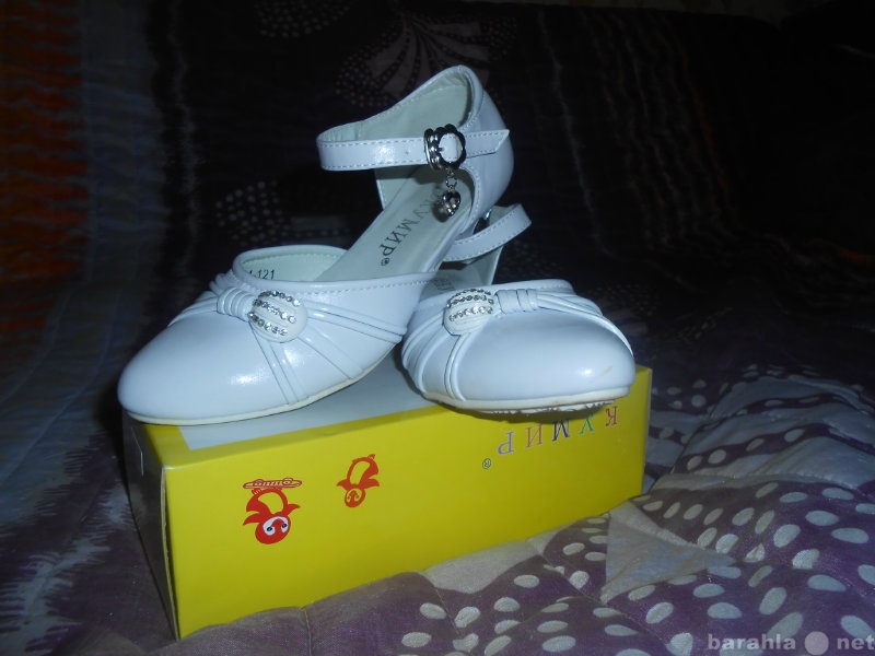 Продам: Туфли белые для девочки и босоножки
