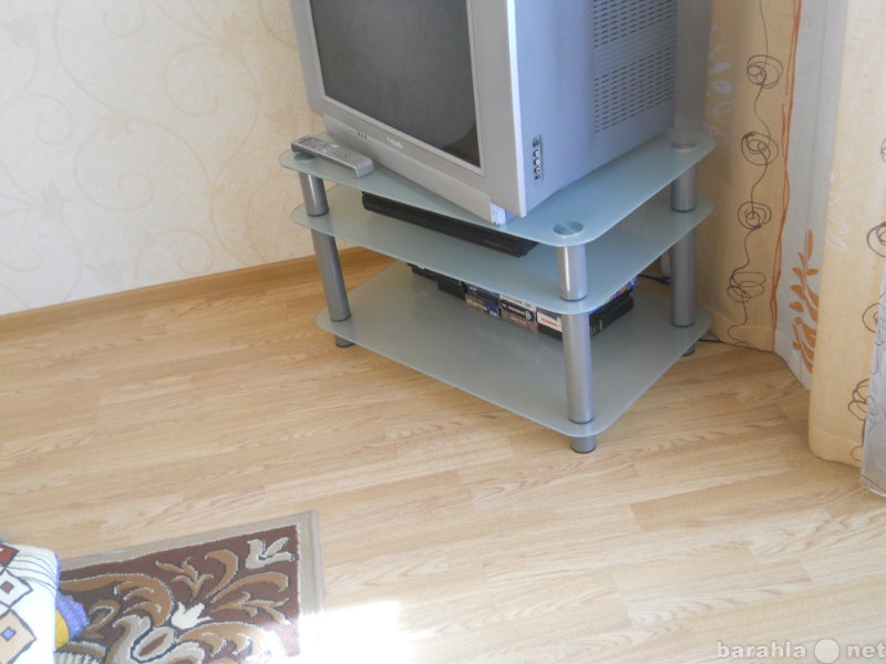 Продам: стол под телевизор и аппаратуру из стекл