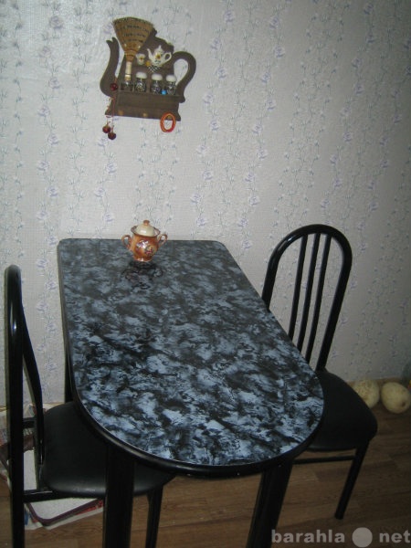 Продам: кухонный стол и 4 стула