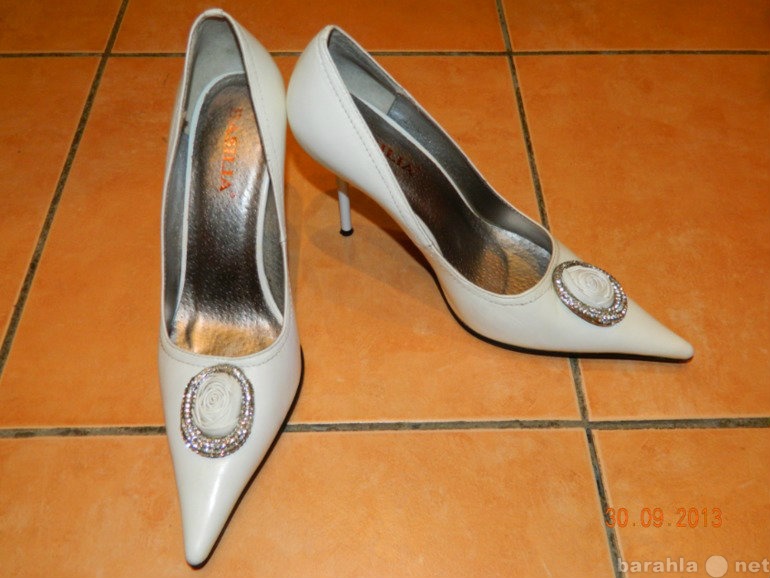 Продам: Белые туфли (свадебные)