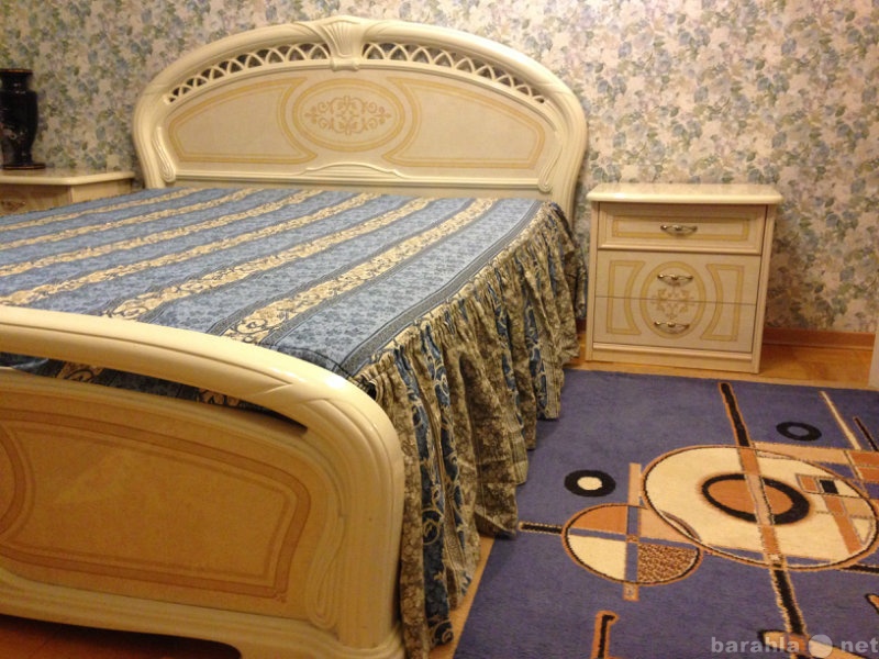 Продам: Двуспальная кровать, тумбочки, комод