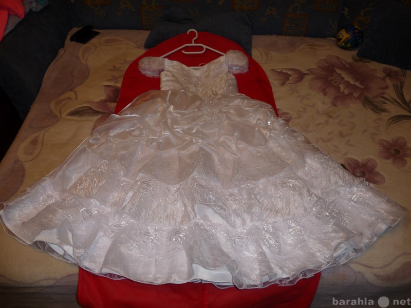 Продам: платье на девочку 8-10 лет