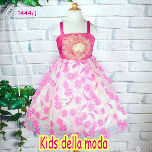 Продам: Розовое платье с цветком и принтом