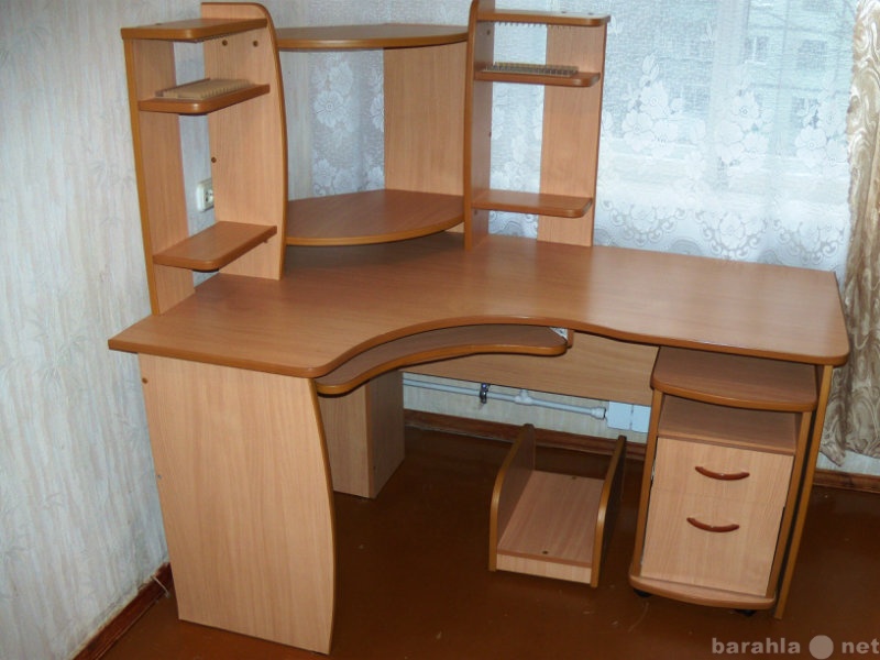 Продам: Компьютерный угловой стол