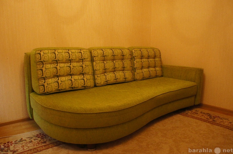 Продам: Стильный диван оливкового цвета