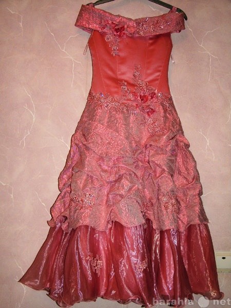 Продам: Продам новогоднее бальное платье для дев