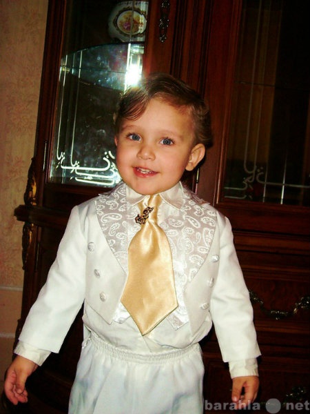 Продам: Нарядный белый кастюм-фрак для мальчика