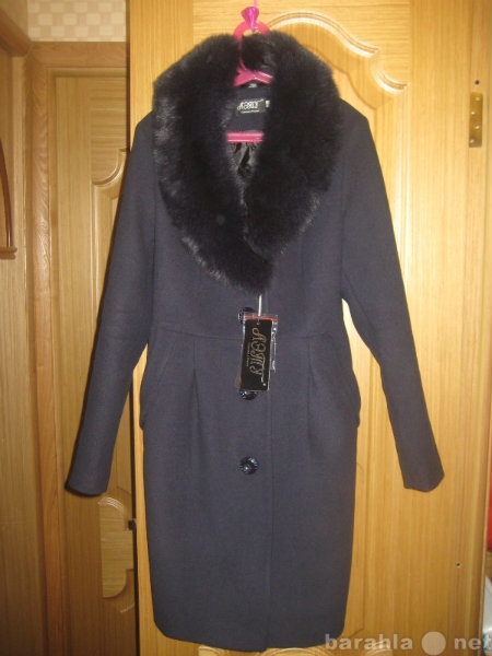 Продам: пальто зимнее с воротником из песца