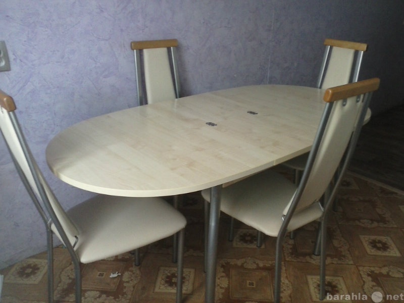 Продам: Кухонный стол и стулья.