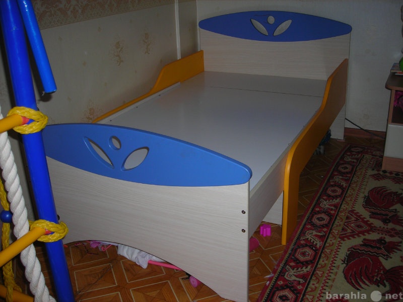 Продам: Мебель для детской комнаты (кровать, ком