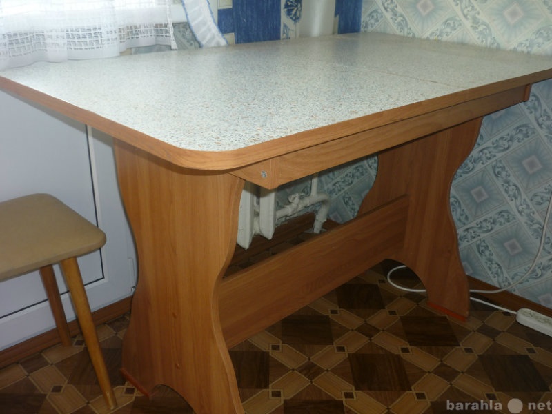 Продам: кухонный обеденный стол