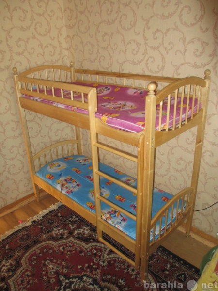 Продам: Двухъярусная кровать с матрасами