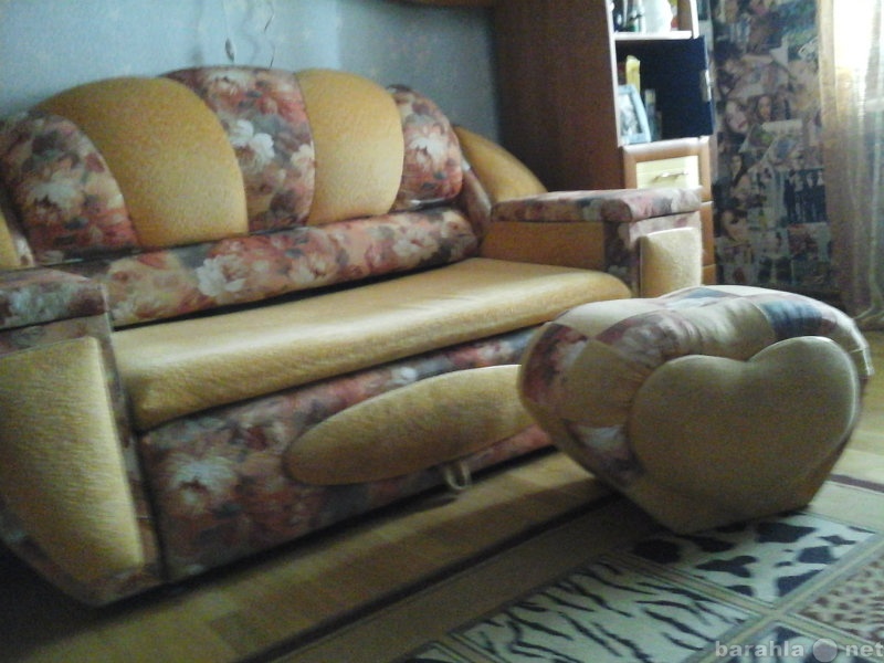 Продам: желтый диван+пуфик