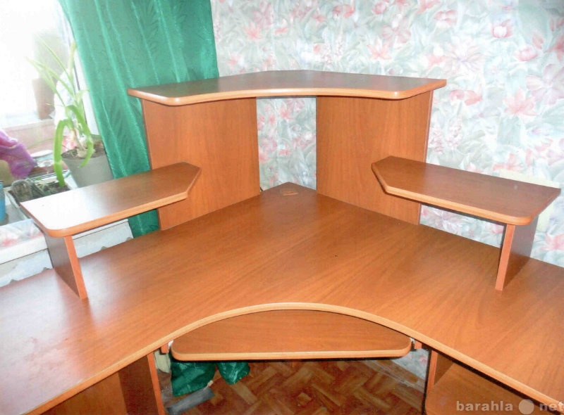 Продам: Угловой компьютерный стол