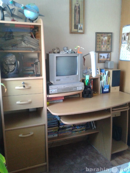 Продам: компьютерный стол с шкафчиком