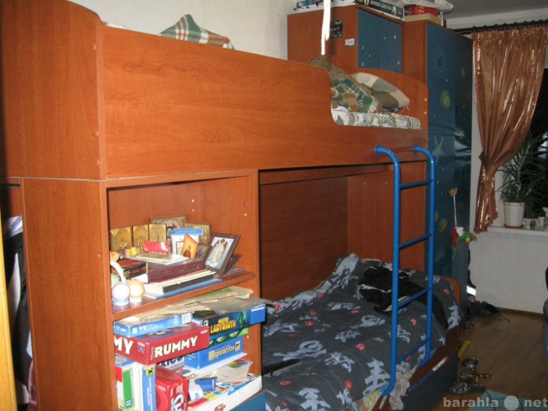 Продам: двухъярусная детская кровать со шкафом