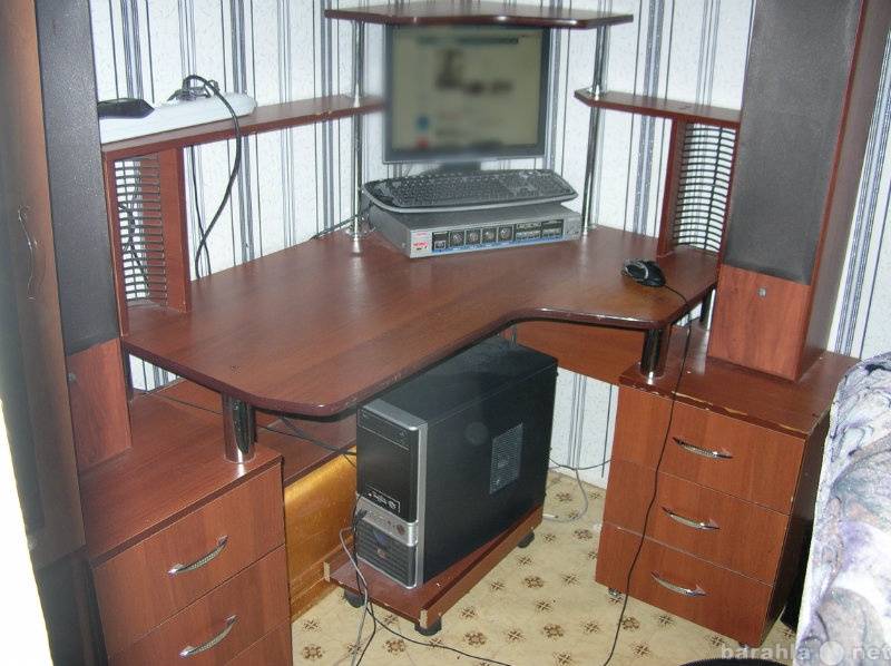 Продам: Продам угловой компьютерный стол