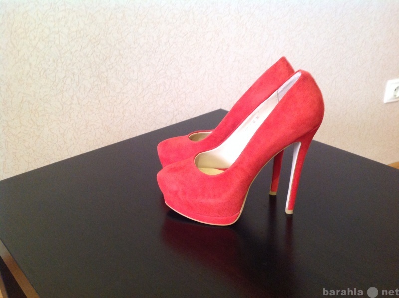 Продам: Красные замшевые туфли