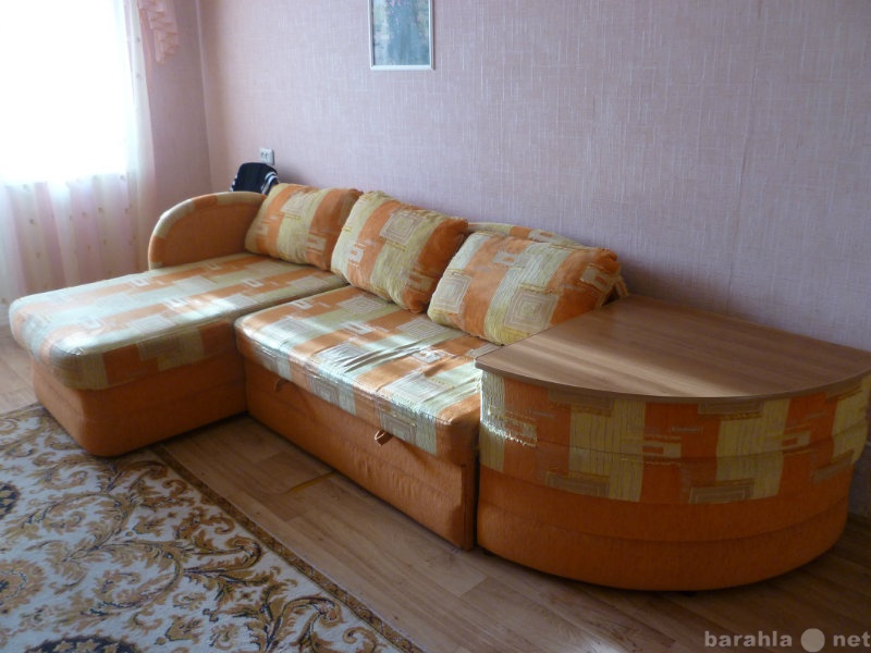 Продам: Угловой диван с тумбой-столом