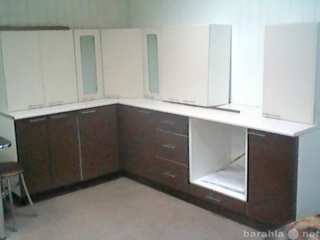Продам: новую кухню с выстовочного зала
