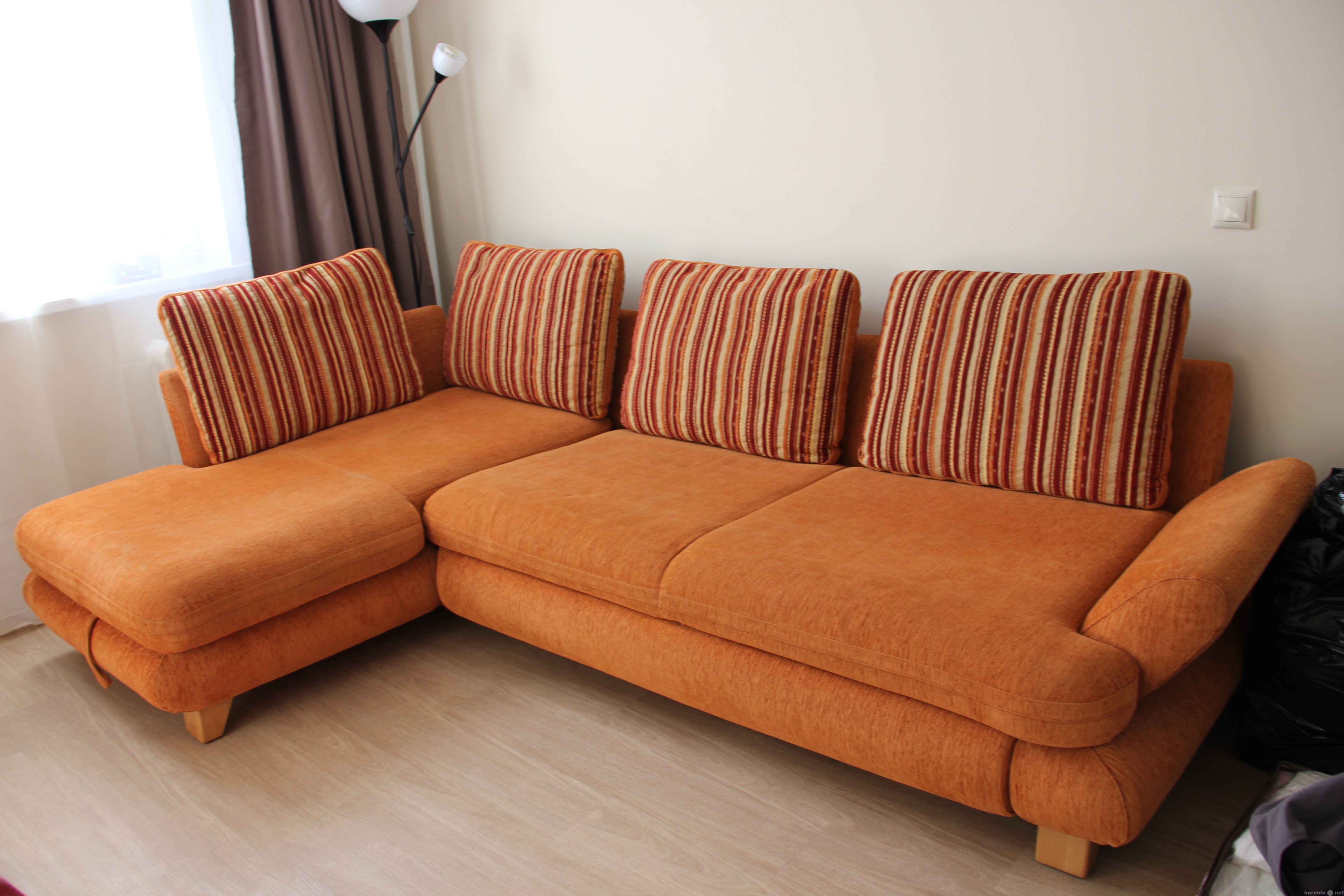 Хорошие диваны авито. БЭУШНАЯ мебель мягкая. Мягкая мебель в Кемерово. Угловые диваны в Кемерово. Диван с двумя креслами рыжий.