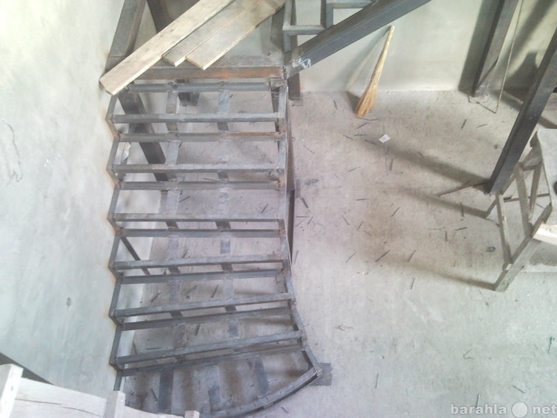 Продам: Металлический каркас лестницы