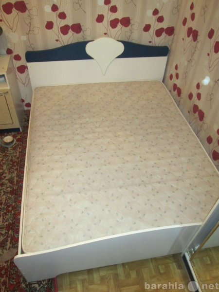Продам: Двуспальная кровать + матрас