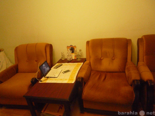 Продам: диван и два кресла велюровые.цвет-золото