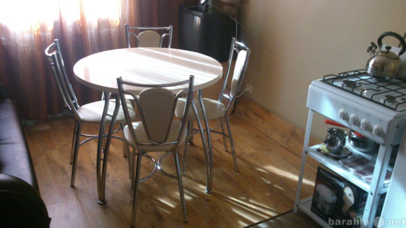 Продам: Круглый стол и к нему 4 стула в комплект