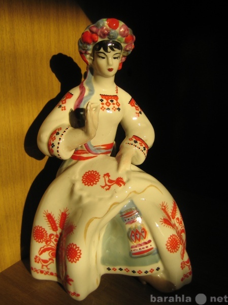 Продам: статуэтка Вышивальщица в венке рушничок