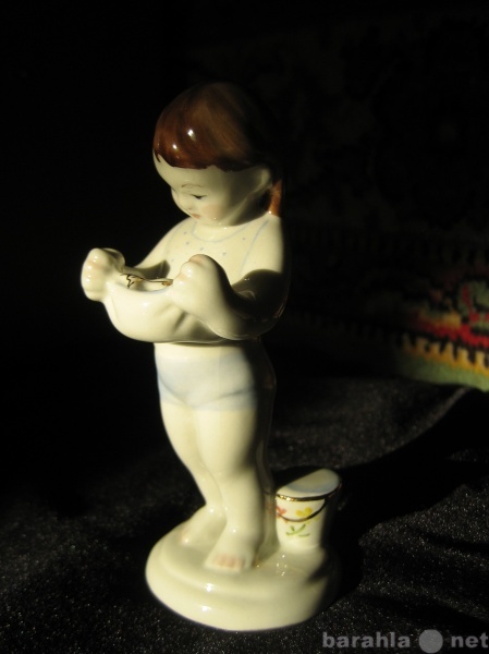 Продам: фарфоровая статуэтка девочка с рыбкой лф